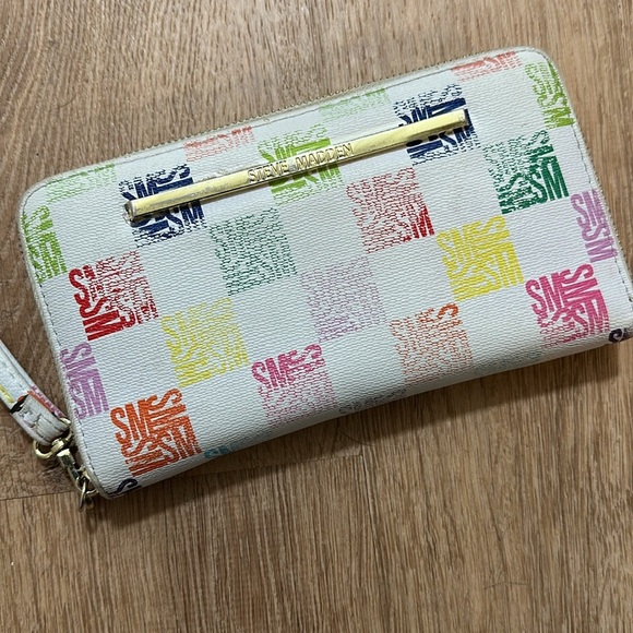 STEVE MADDEN | White Full Zip Wallet - Picture 3 of 7